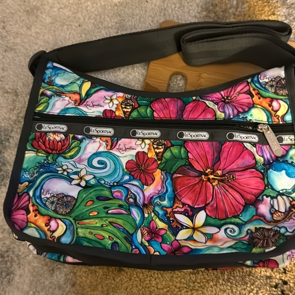 Rare NWOT Lesportsac Hawaii Colleen Wilcox 2 pc Shoulder bag and pouch set - Picture 3 of 6